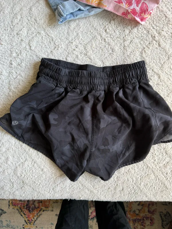 Lululemon Shorts 2.5" - Image 2