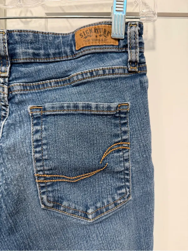 Levi's Blue Signature Denim Jeans with Interior Brand Label - Image 7