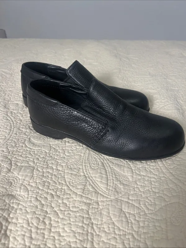 Classic Black Slip-On Leather Loafers for Women - Image 3