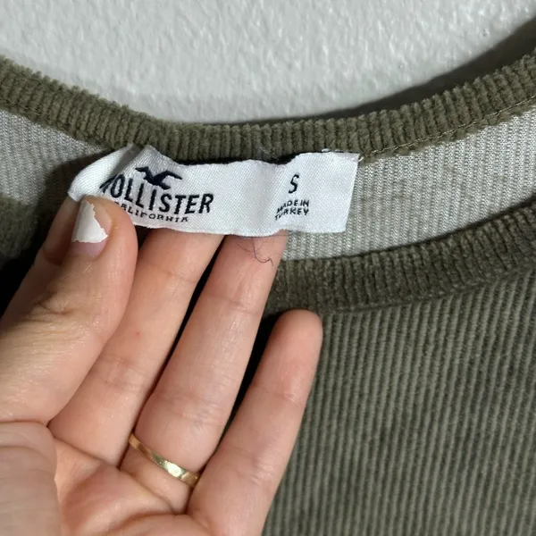 Hollister Women Green Suede Ribbed Crop‎ Top size Small - Image 3