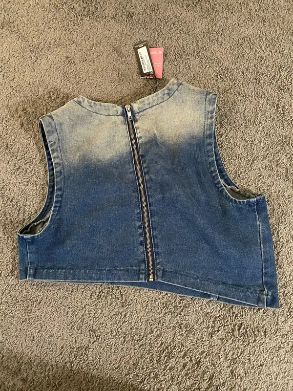 Pretty Little Thing Size Medium curve vest - Image 3