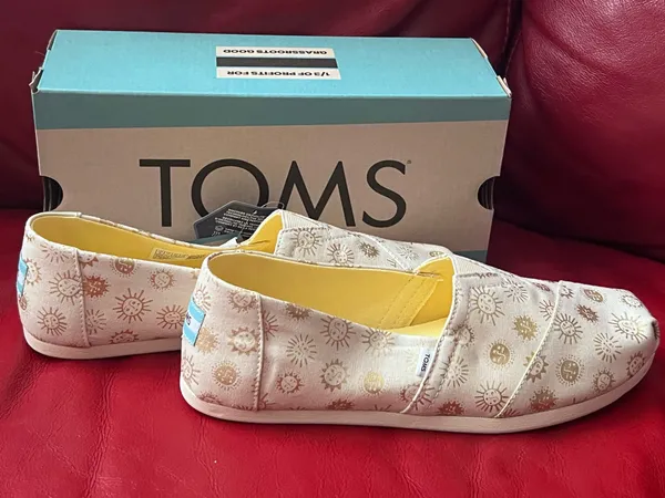 Authentic Tom’s Alpargata Women’s Slip on Foil Sunny Days Print Women’s size 9 - Image 4