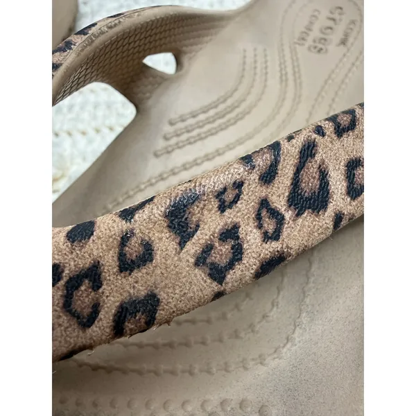 CROCS Women's 9 Kadee II Leopard Print Thong Flip Flop Sandal Shoes Tan - Image 7