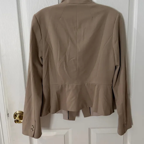 White House Black Market Beige Blazer size 8 ruffle peplum detail - Image 5