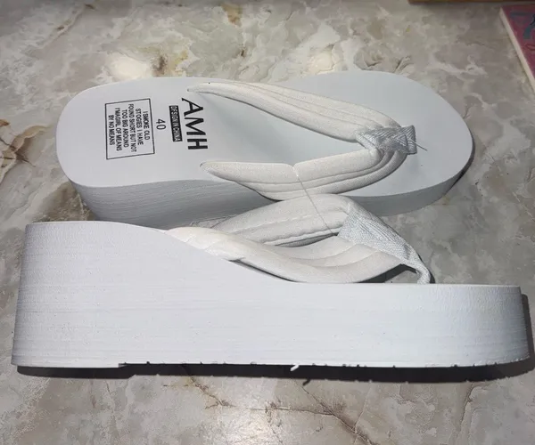 white platform flip flops Size 8 - Image 2