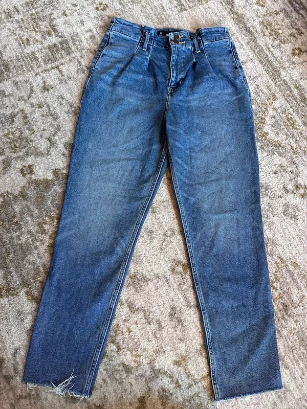 Hollister Curvy Ultra High Rise Mom Jeans - Image 4