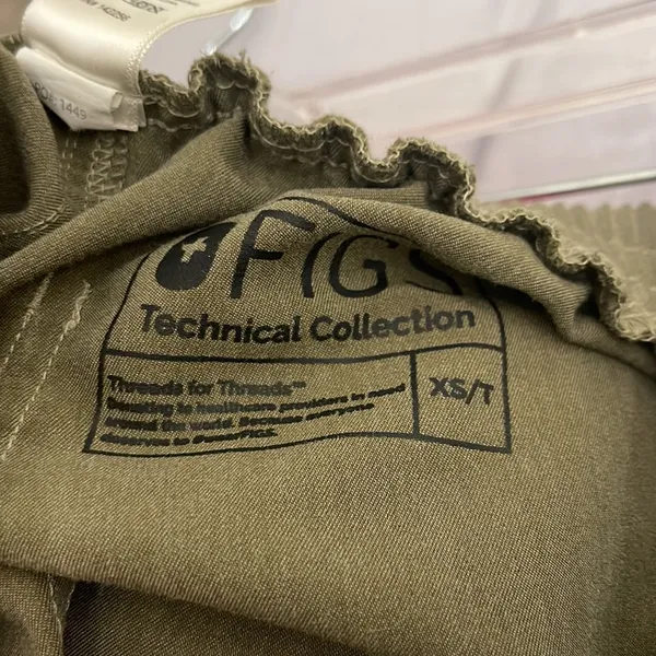 Figs woman olive green cargo scrubs size XS/T - Image 9