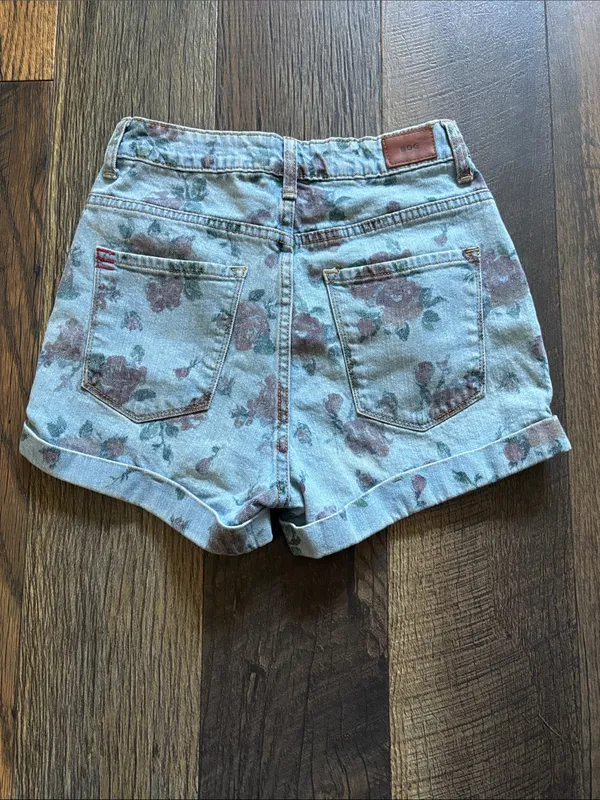 BDG Super High Rise Foxy Jorts Light Blue Denim Shorts w Pink Rose Print Sz 24 - Image 4