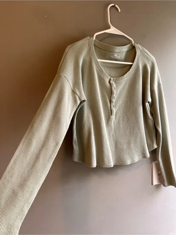 Hollister Ribbed Henley Long Sleeve Cropped Top in Sage Green Size Small - Image 2