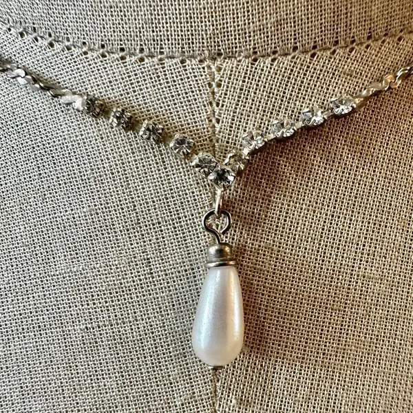 Vintage faux pearl rhinestone V tear drop dangle necklace silver tone - Image 2
