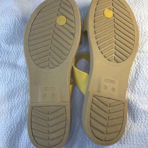 WOMEN'S CROCS TULUM TOE POST SANDALS Canary Tan W9 - Image 7