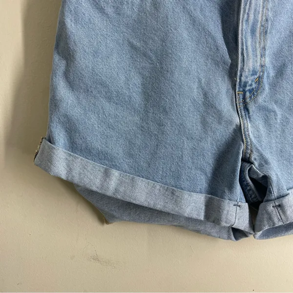 Levi’s 80s Mom Shorts High Rise Cuffed Denim Light Wash Size 32 - Image 9