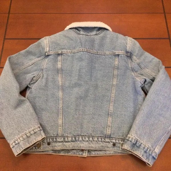 Levi’s Sherpa Jean jacket small light wash women’s - Image 7