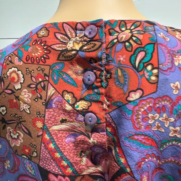 Casual Corner Vintage Red and Purple Paisley Short Sleeve Top Sz M - Image 6