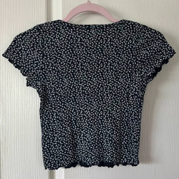 Brandy Melville Navy Floral Zelly Top - Image 3