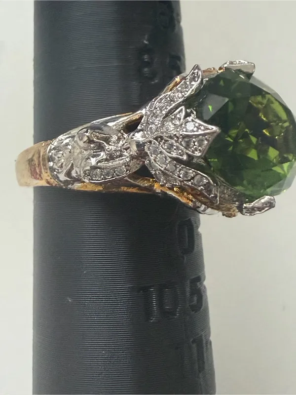 Oval Green Gemstone Cocktail Ring with Decorative Metal Accents - Image 3