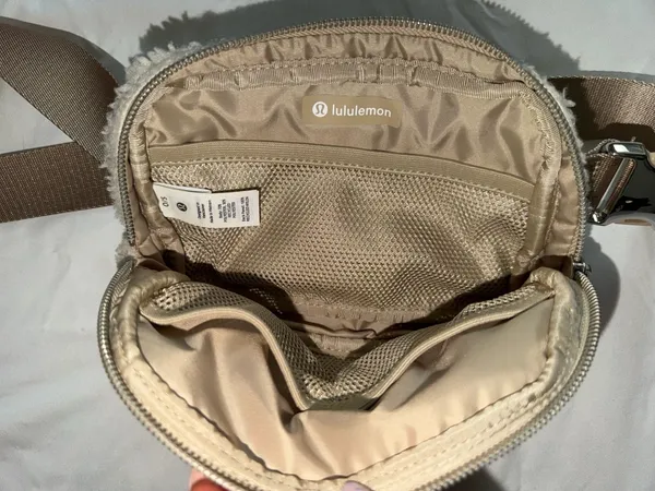 Lululemon Sherpa Belt Everywhere Bag Fleece - Image 5