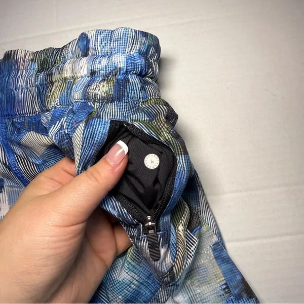 Lululemon Tracker Shorts 4" in Sun Dazed Multi Blue - Image 3