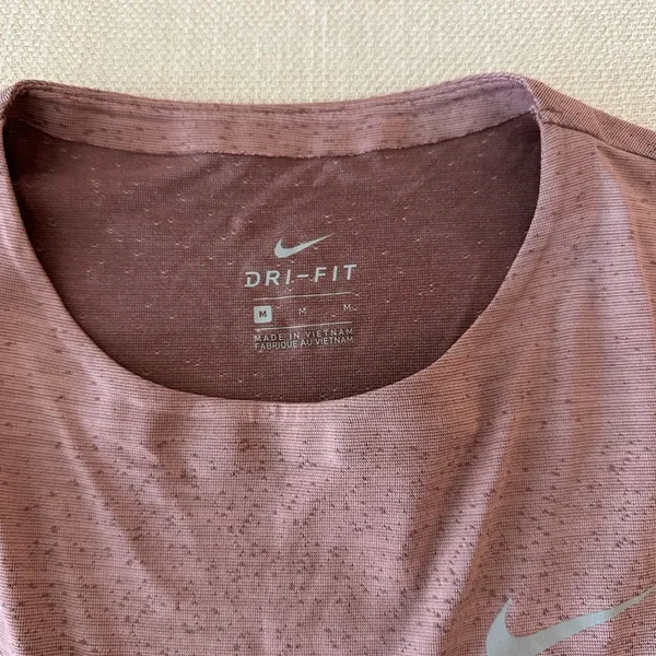 Nike Womens Pink Ombré workout top in size medium - Image 4