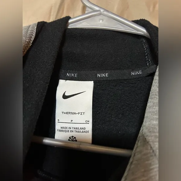 Nike sweatshirt - Image 2