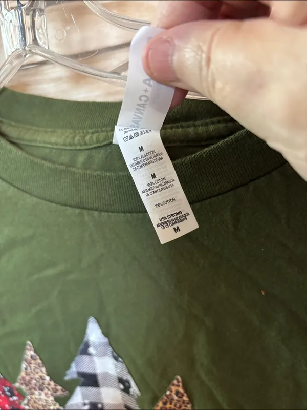 FINAL MARKDOWN Green Holiday Graphic Long Sleeve Tee Medium - Image 4