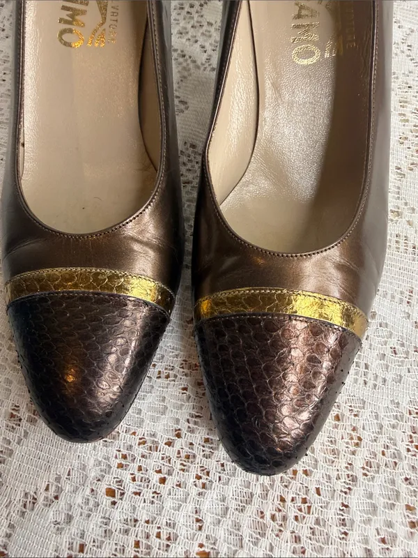 Salvatore Ferragamo bronze metallic cap toe leather gold trim heels sz 7.5 - Image 4
