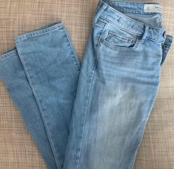 Abercrombie 90s Style Low Rise Jeans - Image 3
