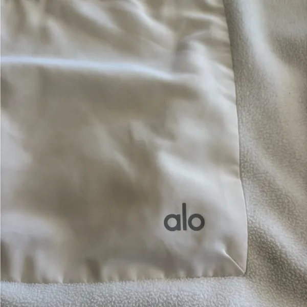 Alo White Polar Fleece Half-Zip Pullover fits medium or large - Image 4