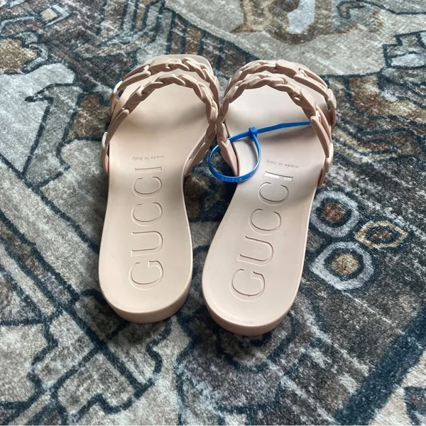 Gucci GG Light Pink Rubber Buckle Chain Link Sandals Slip‎ On - Image 3