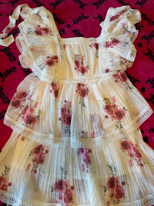 White and red floral dress with lace trim - Image 3