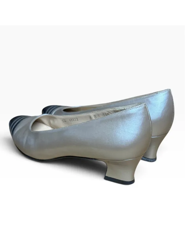 Women's Salvatore Ferragamo Heels Size 8 Beige and Blue Cap Toe Pumps - Image 7