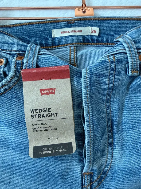 Levi’s Wedgie Straight Jeans Women’s Size 26 Light Wash Distressed Raw Hem - Image 6