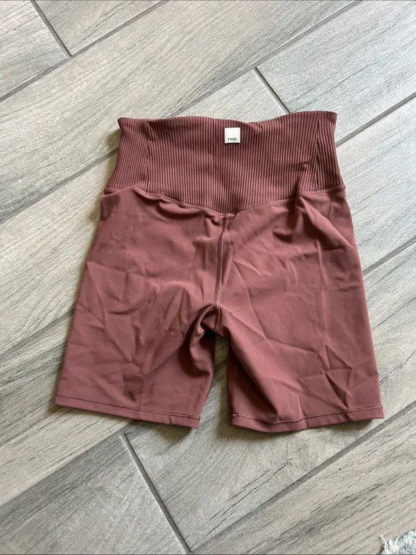 Vuori Ribbed High-Waist Biker Shorts - Image 3