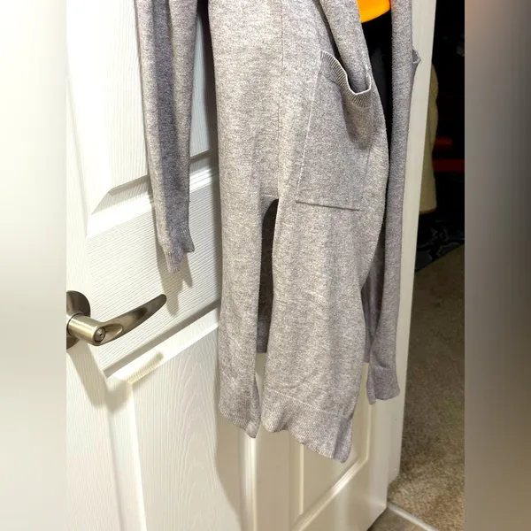 Love Tree Gray Open Front Cardigan Sweater size Medium - Image 5