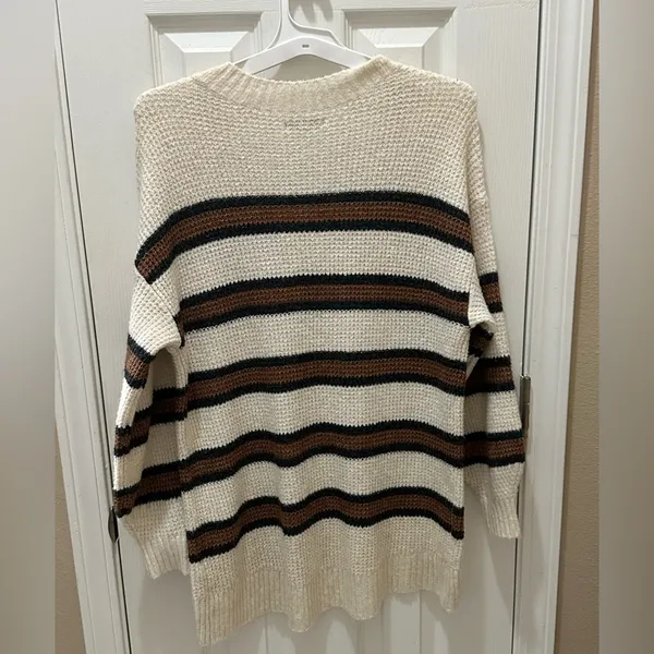 American Eagle Oversized
Dreamspun V-neck
Sweater size Small - Image 3