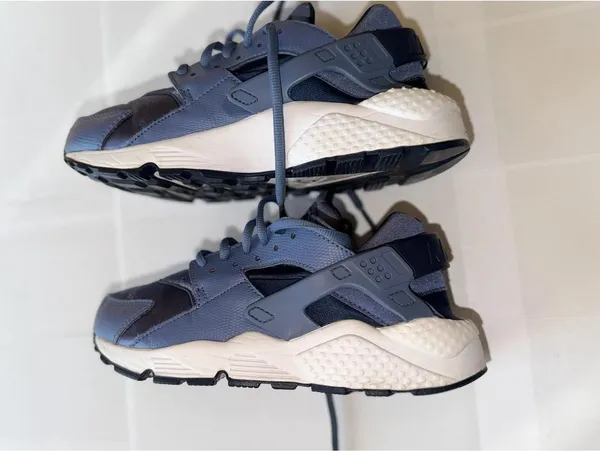 Size 8 US Women’s huarache - navy blue And White - Image 5