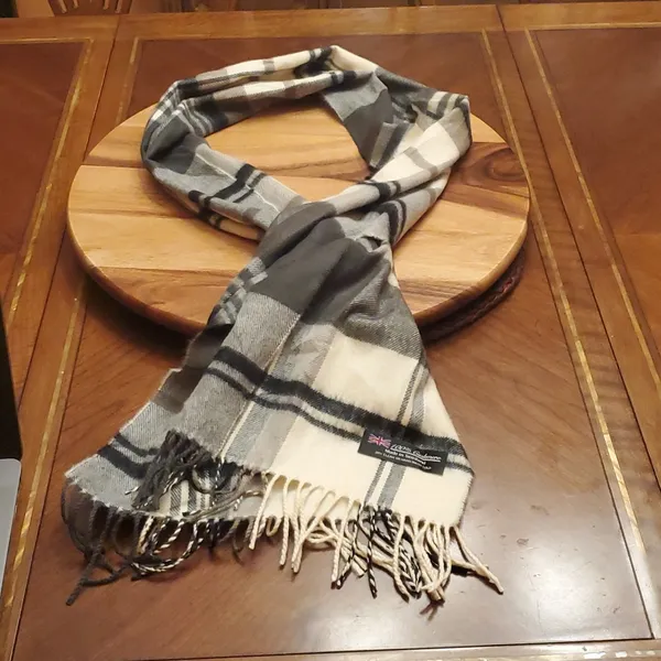 Source Unknown 100% Cashmere scarf made in Scotland - Image 3