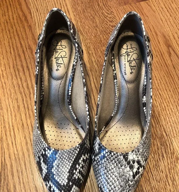 Faux snakeskin heels Size 7.5 - Image 2