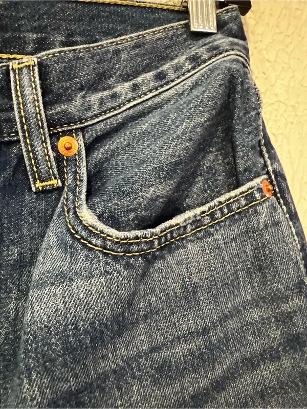 Levi’s Low Pro Straight leg Mid Rise Distressed knee jeans size 25 - Image 9