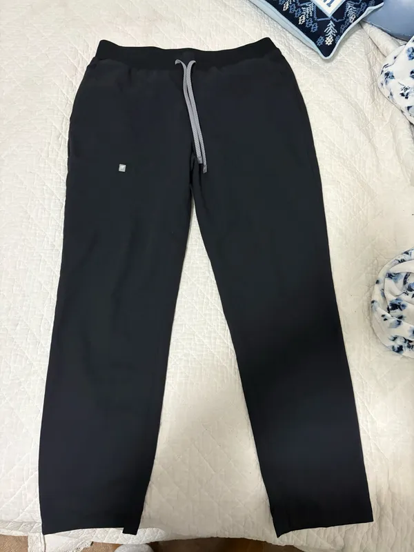 Fabletics Scrub Set Black - Image 3