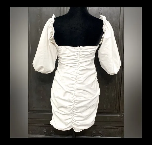 White dress with attached short Puffy sleeves - Size Medium - Image 5