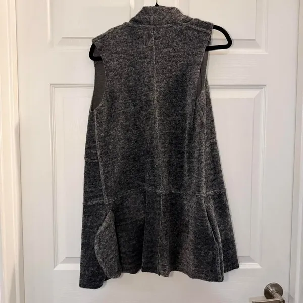 Altar'd State‎ gray waterfall vest cozy faux fur sleeveless cardigan XS - Image 2