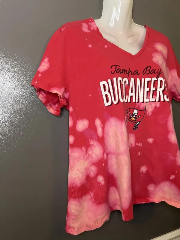 Tampa Bay Buccaneers Shirt Womens XL Red NFL Football Tie Dye Fanatics V Neck - Image 3