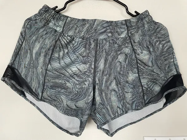 Lululemon Hotty Hot Low Rise Short 4" Dimensional Icing Blue Multi Black Size8 - Image 6