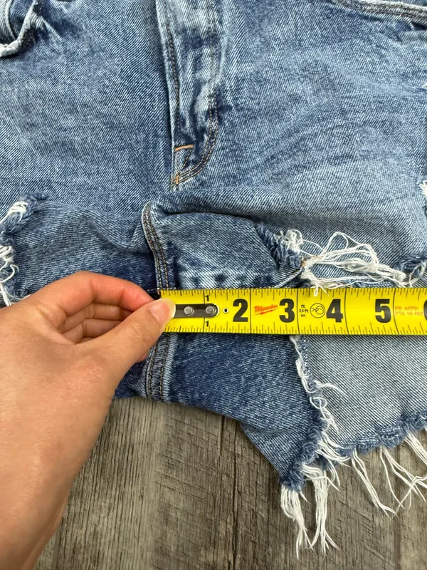 Good American Raw Hem Jean Shorts  - Image 15