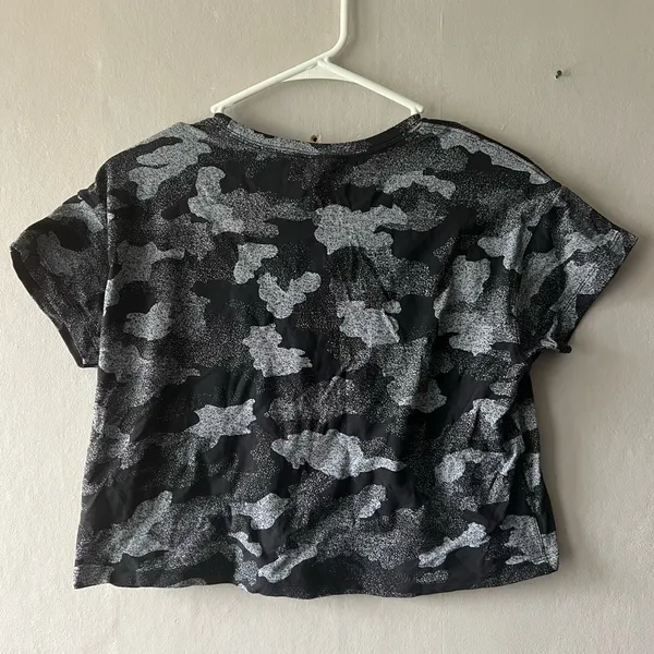 Lululemon Black and Grey Camo Cates Tees Size 6 - Image 4