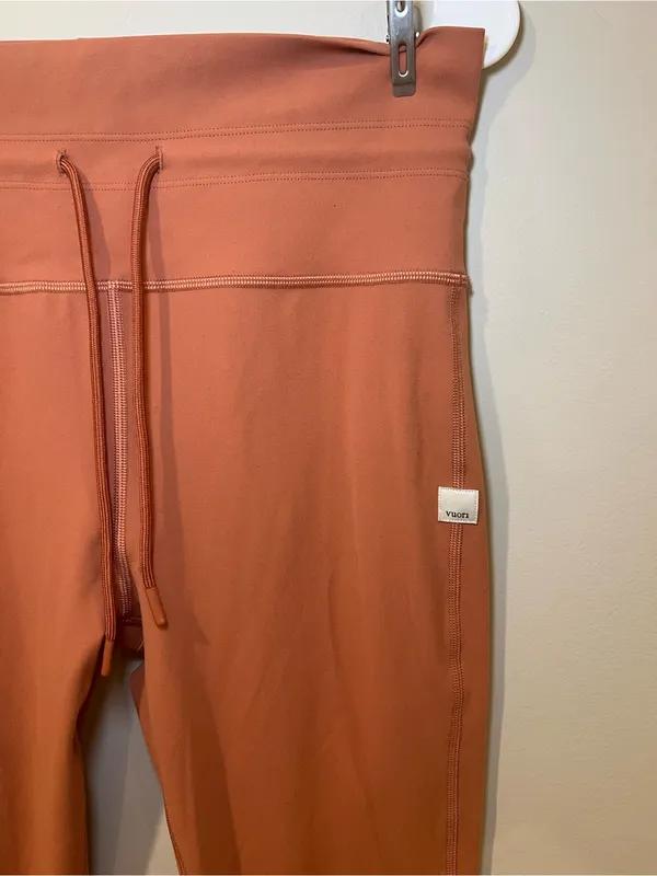 Vuori Daily Leggings in Cinnamon - Image 6