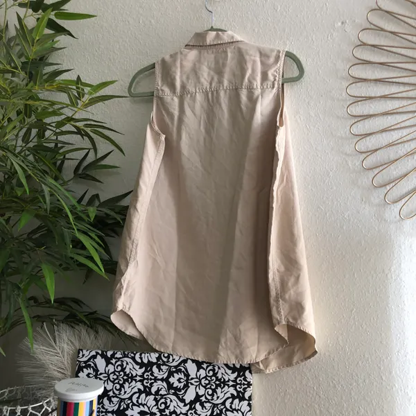 Abercrombie beige sleeveless button up down shirt with one front pocket loose flowy 100% SILK - Image 2