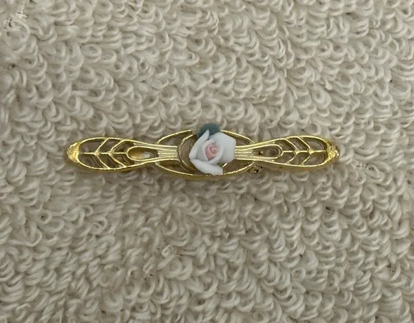 1928 Vintage Gorgeous Porcelain Rose Flower Bar Brooch Gold Tone - Image 3