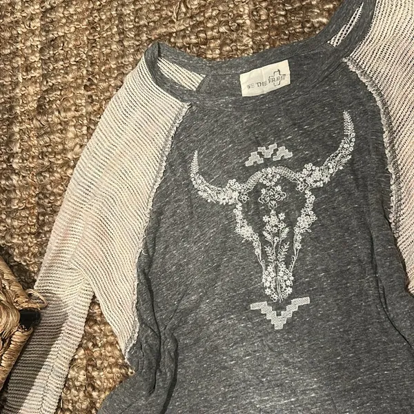 Free People We The Free Bull Skull Embroidered Raglan Long Knit Sleeve Gray Top Size Medium - Image 5